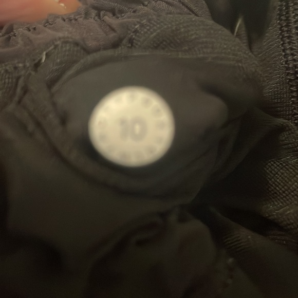 HOTTY HOT LULULEMON SHORTS - Picture 6 of 6